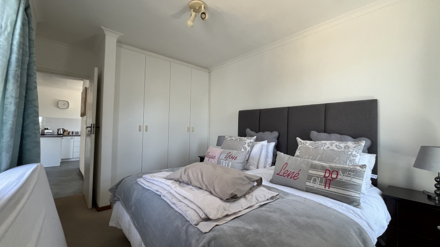 To Let 5 Bedroom Property for Rent in Table View Western Cape